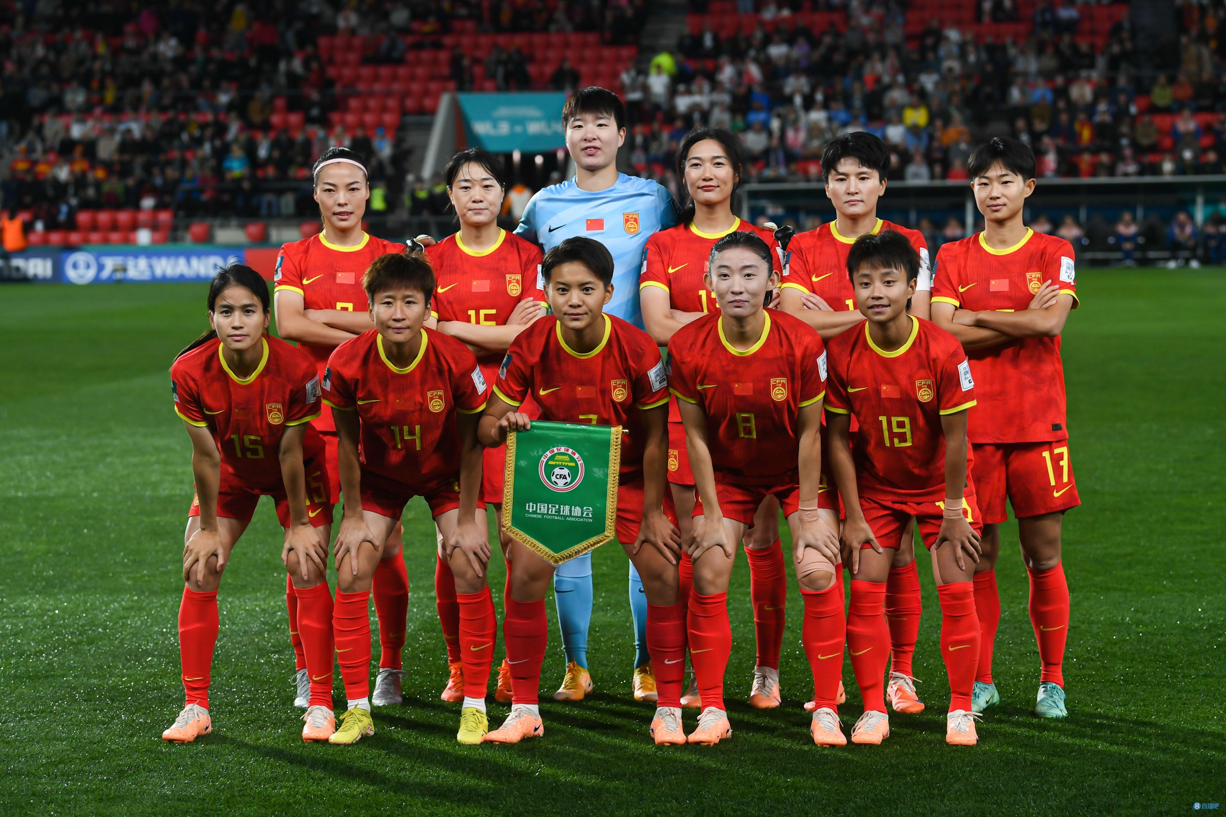 包含激烈的女足比赛中，中国队以出色表现获取好成绩的词条
