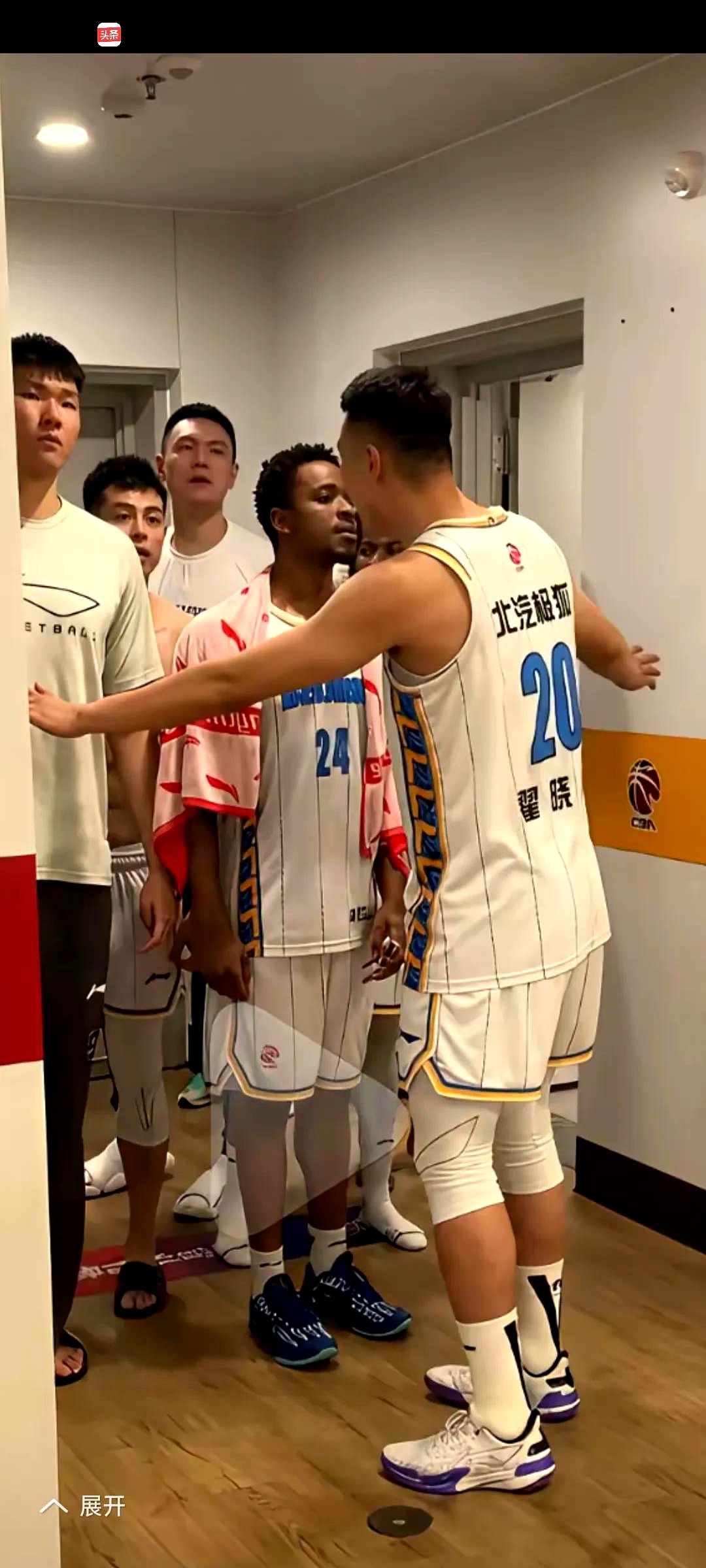 总决赛开打，球队拼尽全力争夺胜利